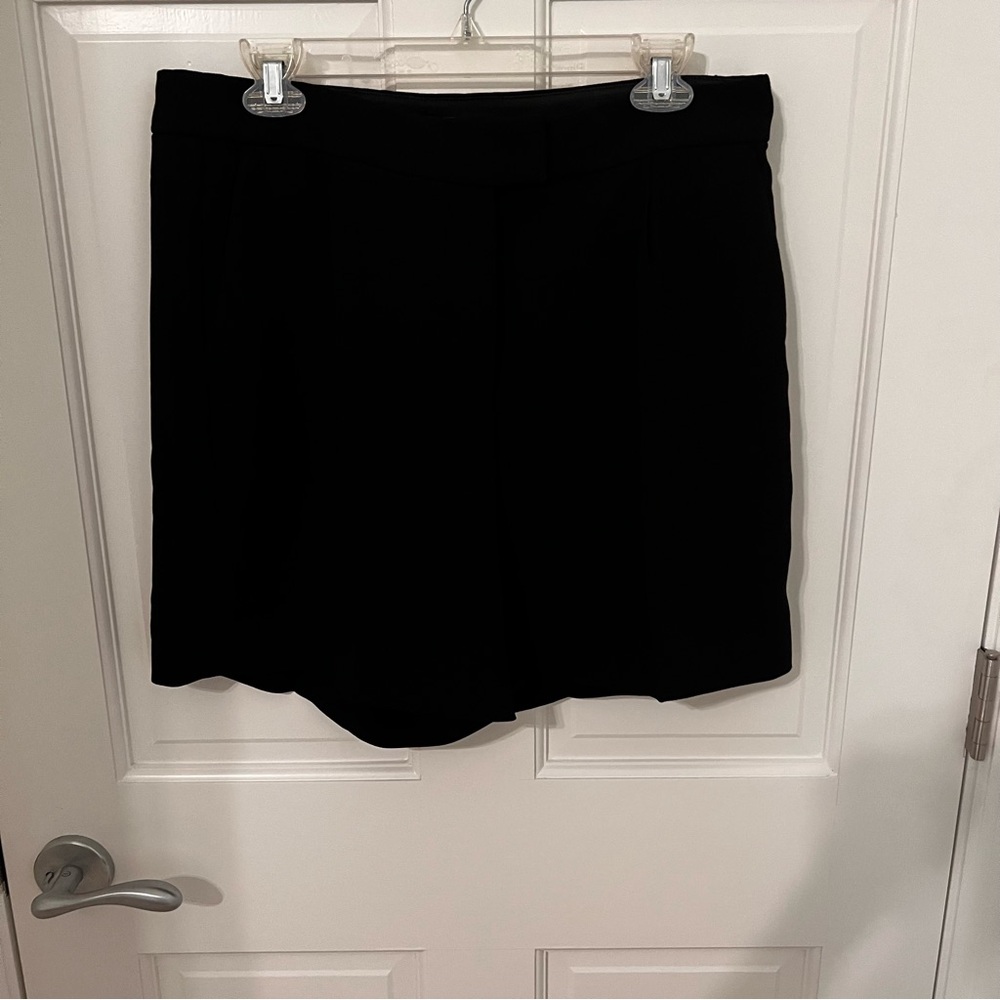 J. Crew NWT Size 12
Limited-edition high-rise suit short in city crepe - Picture 2 of 6